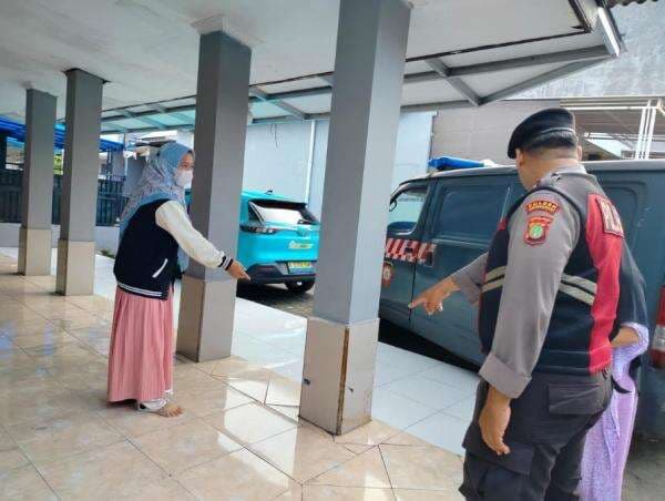 Terekam CCTV, Remaja Ini Malah Bobol Kotak Amal Mushola di Depok saat Libur Lebaran Terekam CCTV, Remaja Ini Malah Bobol Kotak Amal Mushola di Depok saat Libur Lebaran