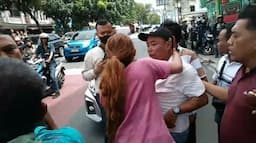 Heboh! Wanita Cantik Baku Hantam dengan 2 Mata Elang di Jalan