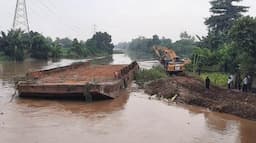 Heboh! Kapal Tongkang Berukuran Besar Nyangkut di Kali Bekasi, Kok Bisa?