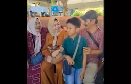 Viral Emak-Emak Temukan Gurunya saat SD Mengamen di Terminal, Kisahnya Bikin Sedih