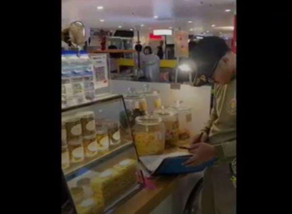 Viral Es Krim Mengandung Alkohol Dijual di Mal Surabaya Viral Es Krim Mengandung Alkohol Dijual di Mal Surabaya