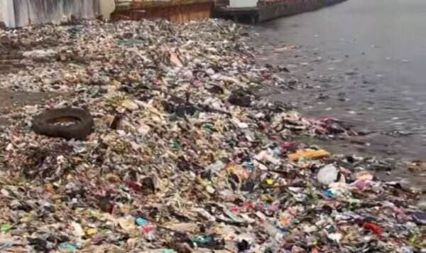  Viral! Pantai Teluk Labuan Dipenuhi Sampah, Kondisinya Memprihatinkan   