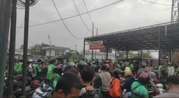 Ratusan Ojol dan Opang Bentrok di Bandung, Seorang Penumpang Jadi Korban