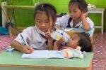 Viral, Siswi Kelas 5 Memberi Susu Adik Bayinya Sambil Menulis di Ruang Kelas