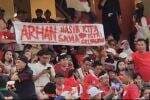 Viral! Suporter Timnas Bawa Spanduk untuk Pratama Arhan saat Nonton Pertandingan, Tulisannya Bikin Salfok