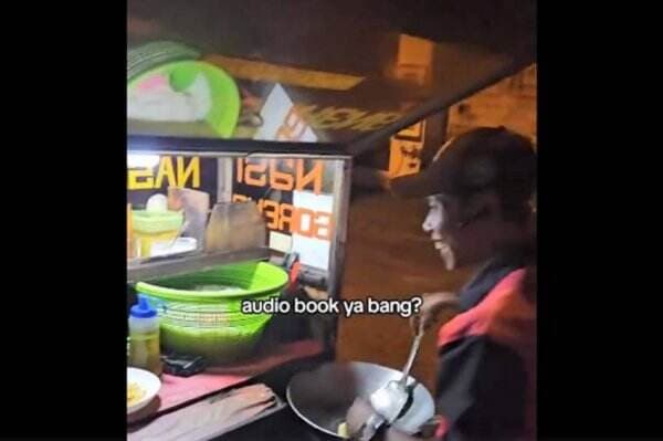 Viral! Tukang Nasi Goreng Jualan Sambil Dengar Audiobook, Netizen: Keren Mang
