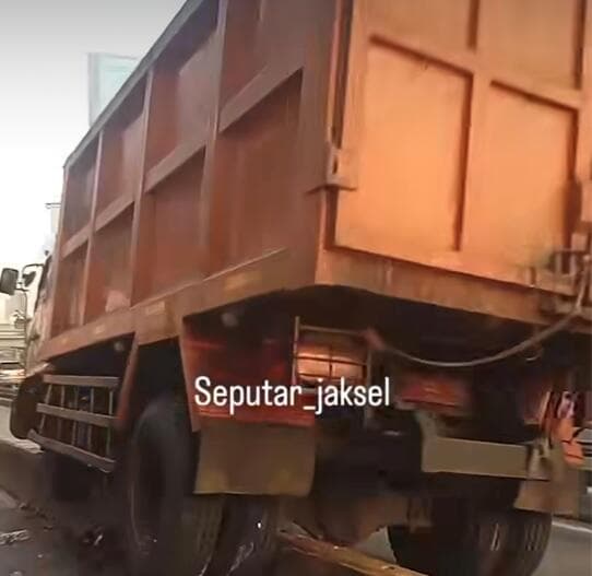 Truk Sampah Tabrak Separator Busway, Lalin di Gatot Subroto Macet Parah