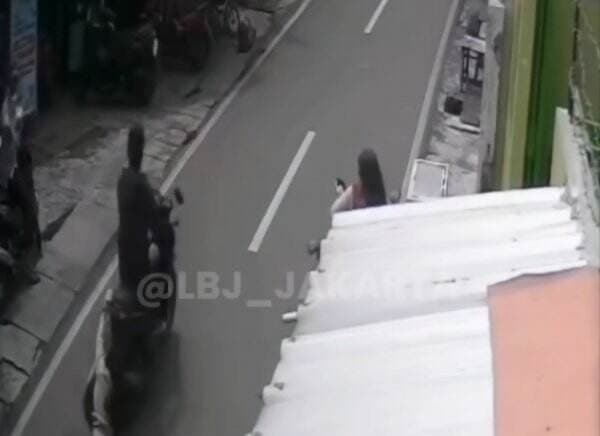 Wanita Cantik Terseret hingga 5 Meter saat Pertahankan Motornya dari Begal di Jakut