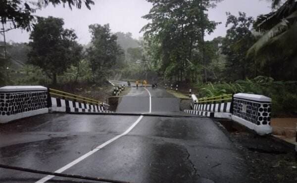 Breking News! Jembatan Cisantri Ambruk, Jalur Wisata Geopark Ciletuh Lumpuh Total