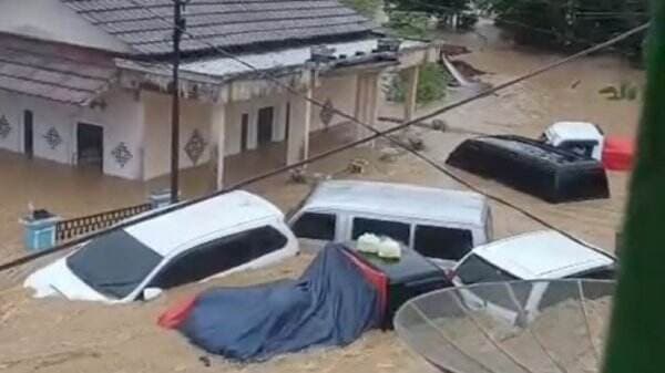 Terekam Video! Detik-detik 6 Mobil Hanyut Terbawa Arus Banjir di Sukabumi