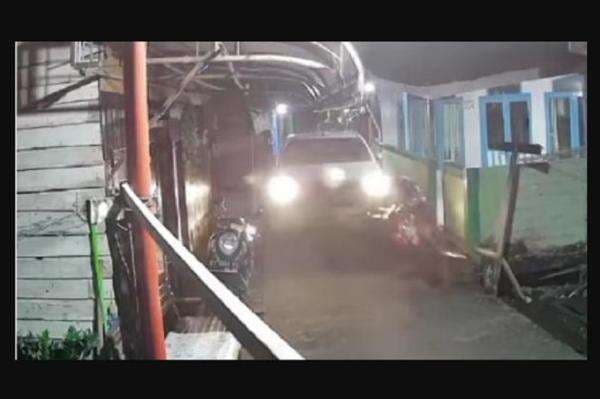 Video Viral Mobil Strada Tabrak 24 Motor dan 3 Rumah hingga Rusak di Samarinda Video Viral Mobil Strada Tabrak 24 Motor dan 3 Rumah hingga Rusak di Samarinda
