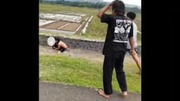 Video Viral Perkelahian Kelompok Remaja di Banjarnegara, Baku Hantam hingga Jatuh ke Parit