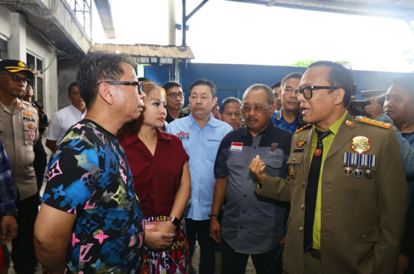 Sentil Perusahaan Diana, Wamenaker Tegaskan Perusahaan Dilarang Tahan Ijazah Pekerja Sentil Perusahaan Diana, Wamenaker Tegaskan Perusahaan Dilarang Tahan Ijazah Pekerja