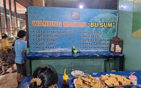 Warung Legendaris Bu Sum di Pasar Beringharjo Laris Manis Saat Libur Lebaran Warung Legendaris Bu Sum di Pasar Beringharjo Laris Manis Saat Libur Lebaran
