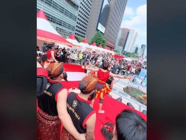 Viral Lagu Tanah Airku Menggema di Korea, Netizen: Merinding Sampai ke Badan!