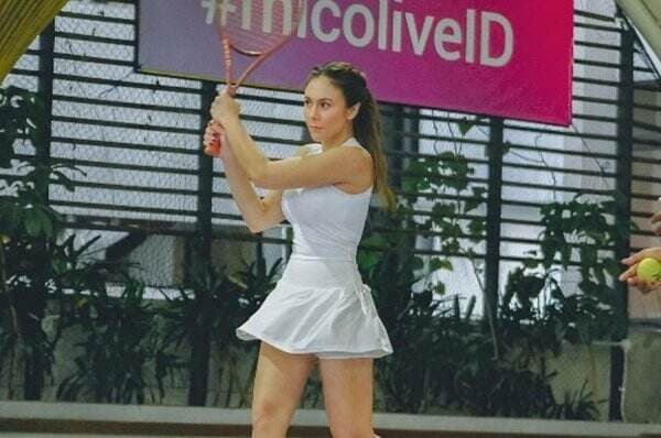 Gaya Sporty Wulan Guritno Latihan Tenis, Manis dengan Nuansa Pink