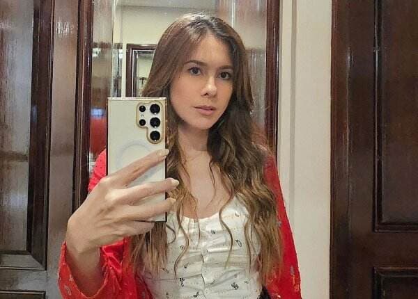 Tampilan Wulan Guritno Mirror Selfie dengan Kebaya, Gak Kalah Cantik dari ABG