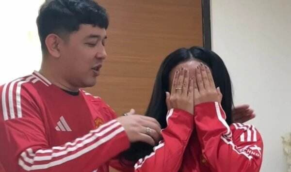 Kocak, Instagram MU Unggah Momen Yura Yunita Dipaksa Pakai Jersey Setan Merah oleh Donne Maula