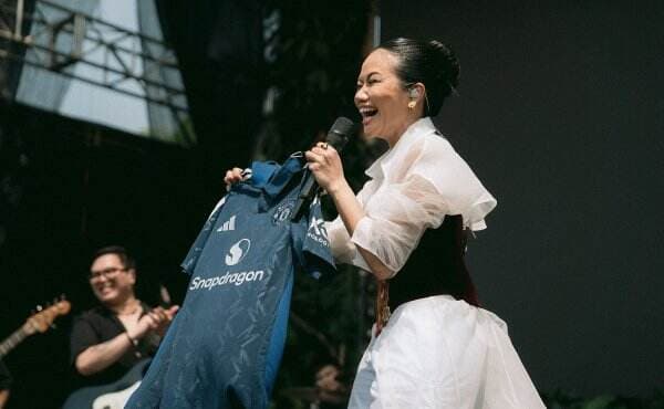 Yura Yunita Dapat Jersey Manchester United dari Penonton Konser