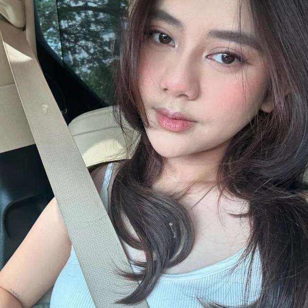 Potret Ziva Magnolya Bersih-Bersih Lumpur Usai Kebanjiran Potret Ziva Magnolya Bersih-Bersih Lumpur Usai Kebanjiran