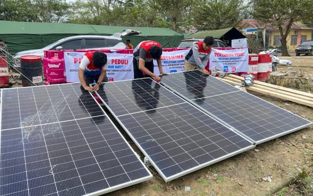 Pertamina Pasang Listrik Tenaga Surya, Terangi Tenda Pengungsi Aceh Pertamina Pasang Listrik Tenaga Surya, Terangi Tenda Pengungsi Aceh