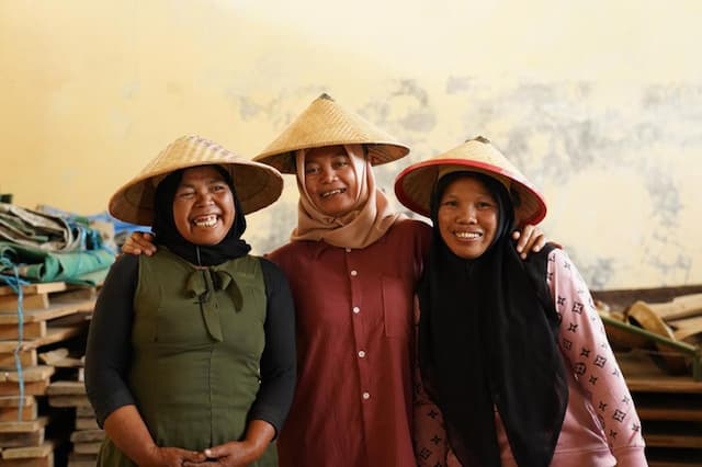 Di Balik Peran yang Dijalani Setiap Hari, Ibu-Ibu Mekaar Menguatkan Keluarga Di Balik Peran yang Dijalani Setiap Hari, Ibu-Ibu Mekaar Menguatkan Keluarga