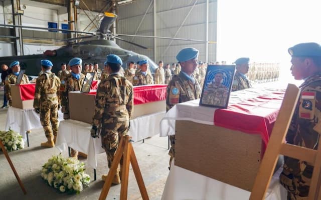 UNIFIL Gelar Upacara Penghormatan untuk Tiga Prajurit TNI yang Gugur di Lebanon UNIFIL Gelar Upacara Penghormatan untuk Tiga Prajurit TNI yang Gugur di Lebanon