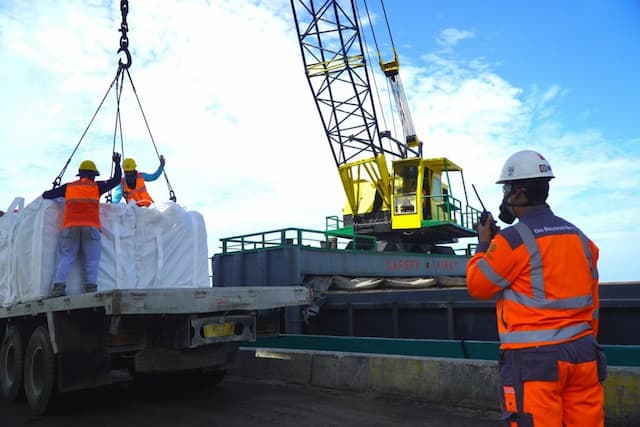 Volume Penjualan Tembus 37,93 Juta Ton, SIG (SMGR) Kantongi Pendapatan Rp35,24 Triliun Volume Penjualan Tembus 37,93 Juta Ton, SIG (SMGR) Kantongi Pendapatan Rp35,24 Triliun