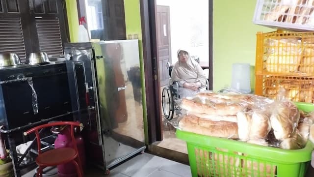 Bukan Keterbatasan Tapi Kekuatan: Kisah Ibu Ani, Difabel Tangguh yang Bertumbuh Bersama PNM Bukan Keterbatasan Tapi Kekuatan: Kisah Ibu Ani, Difabel Tangguh yang Bertumbuh Bersama PNM