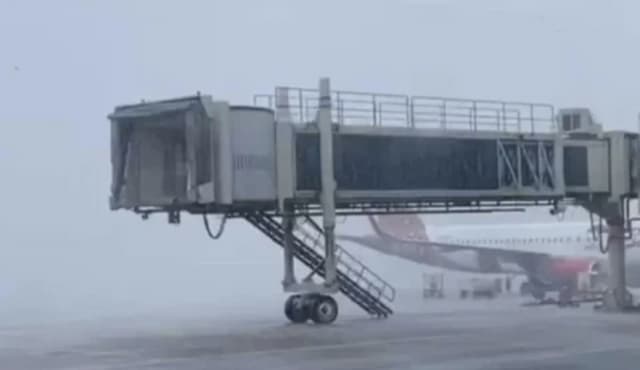 12 Penerbangan di Bandara Soetta Dialihkan Imbas Cuaca Buruk 12 Penerbangan di Bandara Soetta Dialihkan Imbas Cuaca Buruk