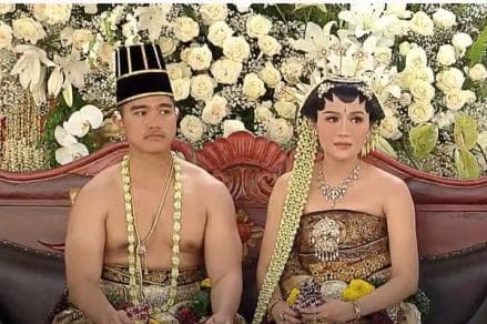 Kaesang-Erina Kenakan Busana Basahan Solo di Acara Ngunduh Mantu Kaesang-Erina Kenakan Busana Basahan Solo di Acara Ngunduh Mantu