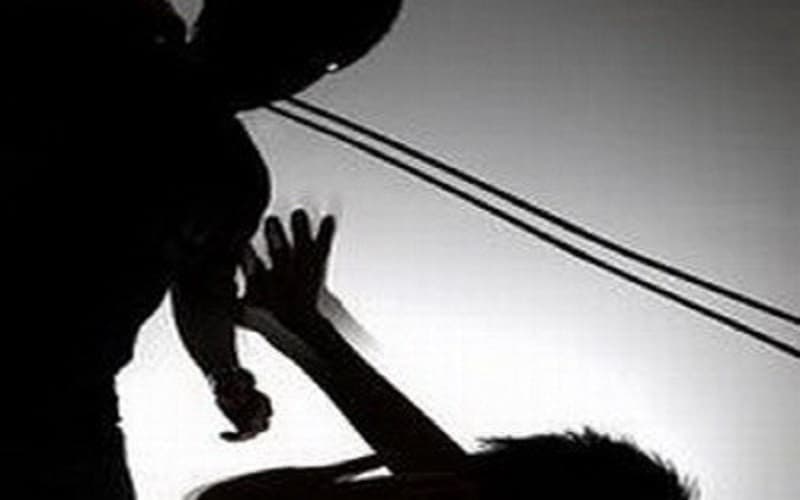 Sadis! Suami Diduga Selingkuh Bacok Istri di Mimika gegara Dituntut Denda Adat Sadis! Suami Diduga Selingkuh Bacok Istri di Mimika gegara Dituntut Denda Adat