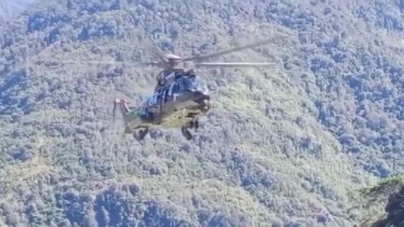 TNI Kirim Helikopter Evakuasi 8 Pendulang Emas Tewas Diserang OPM di Yahukimo TNI Kirim Helikopter Evakuasi 8 Pendulang Emas Tewas Diserang OPM di Yahukimo