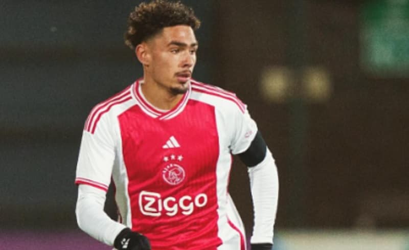 Pamer Tato Sedikit Cinta, Bek Ajax Amsterdam Berdarah Maluku Siap Dinaturalisasi? Pamer Tato Sedikit Cinta, Bek Ajax Amsterdam Berdarah Maluku Siap Dinaturalisasi?