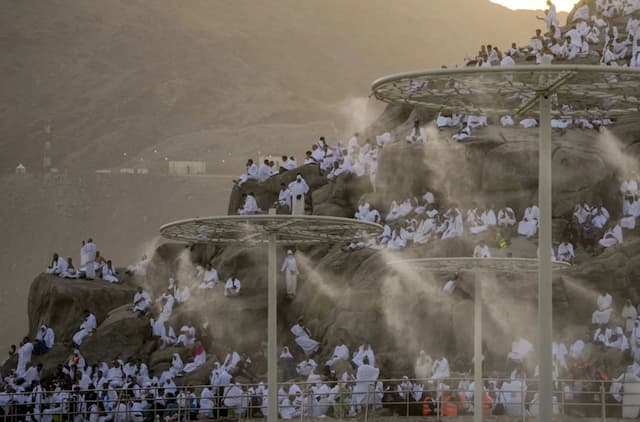 Suhu di Arafah Tembus 45 Derajat Celsius, Jemaah Diimbau Hindari Paparan Matahari Langsung Suhu di Arafah Tembus 45 Derajat Celsius, Jemaah Diimbau Hindari Paparan Matahari Langsung