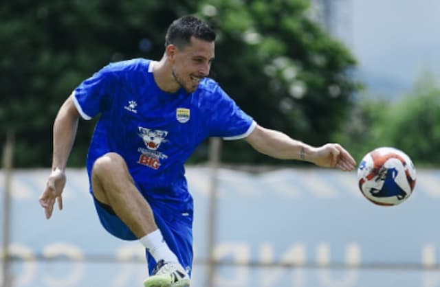 Thom Haye Kirim Ancaman Serius ke Semen Padang, Persib Bandung Siap Tempur Habis-habisan Thom Haye Kirim Ancaman Serius ke Semen Padang, Persib Bandung Siap Tempur Habis-habisan