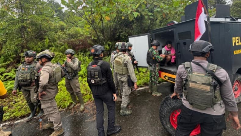 Tembus Medan Curam dan Sungai Berbatu, Satgas Damai Cartenz Patroli Taktis di Sinak Papua Tembus Medan Curam dan Sungai Berbatu, Satgas Damai Cartenz Patroli Taktis di Sinak Papua