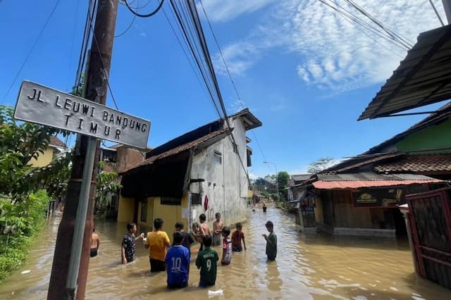 Banjir Landa 3 Desa di Bandung, 75 Warga Mengungsi Banjir Landa 3 Desa di Bandung, 75 Warga Mengungsi