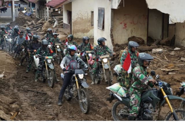 Terjang Jalur Ekstrem, 100 Babinsa Salurkan 10 Ton Beras ke Korban Banjir Bener Meriah Terjang Jalur Ekstrem, 100 Babinsa Salurkan 10 Ton Beras ke Korban Banjir Bener Meriah