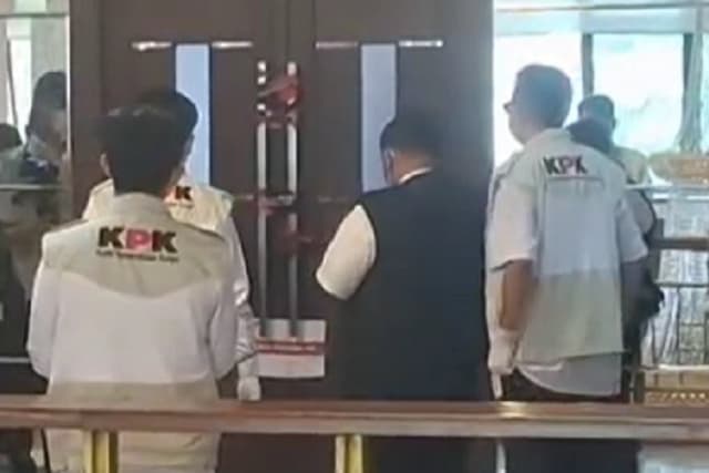 KPK Geledah Ruang Kerja Bupati Bekasi Ade Kuswara Kunang, 2 Koper Dokumen Disita KPK Geledah Ruang Kerja Bupati Bekasi Ade Kuswara Kunang, 2 Koper Dokumen Disita