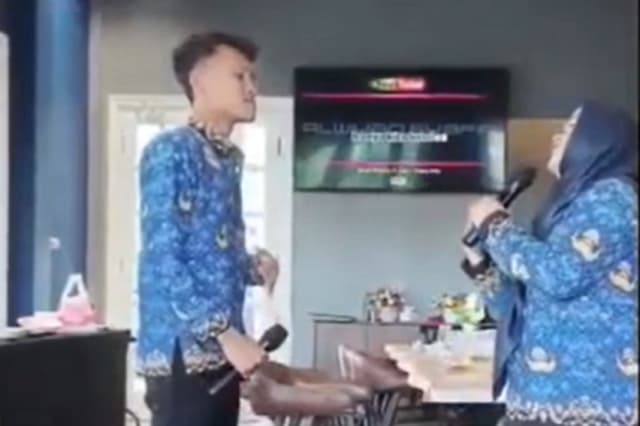 Viral Sekelompok ASN di Bangkalan Asyik Karaokean saat Jam Kerja, Begini Reaksi Wabup! Viral Sekelompok ASN di Bangkalan Asyik Karaokean saat Jam Kerja, Begini Reaksi Wabup!