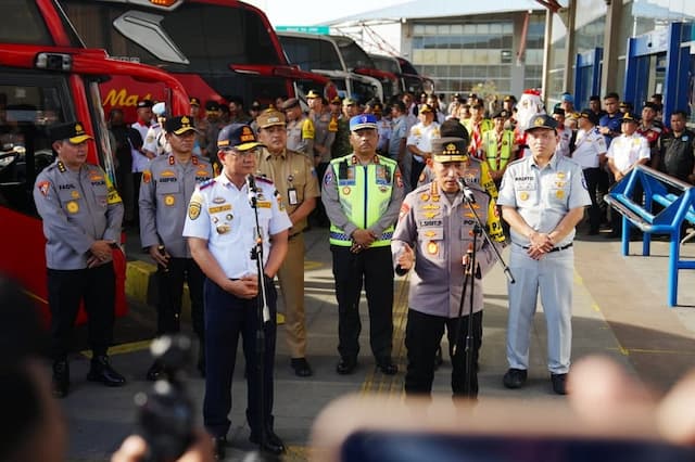 Kapolri ke Pengemudi Bus di Terminal Pulo Gebang: Kecepatan Tolong Dijaga Kapolri ke Pengemudi Bus di Terminal Pulo Gebang: Kecepatan Tolong Dijaga