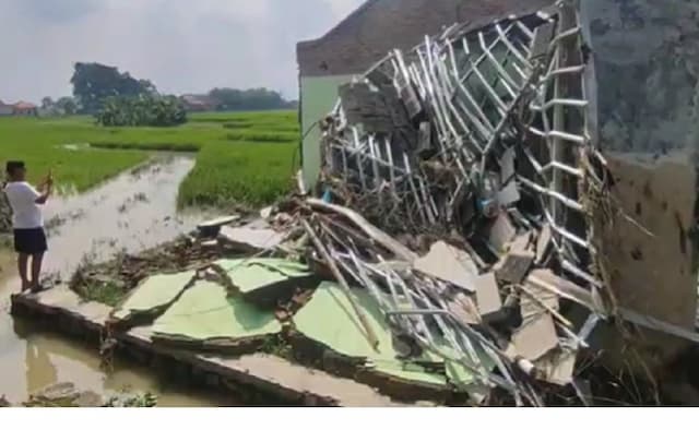 Cerita Mencekam Korban Banjir Bandang di Cirebon, Air Nyaris Menyentuh Atap Rumah Cerita Mencekam Korban Banjir Bandang di Cirebon, Air Nyaris Menyentuh Atap Rumah