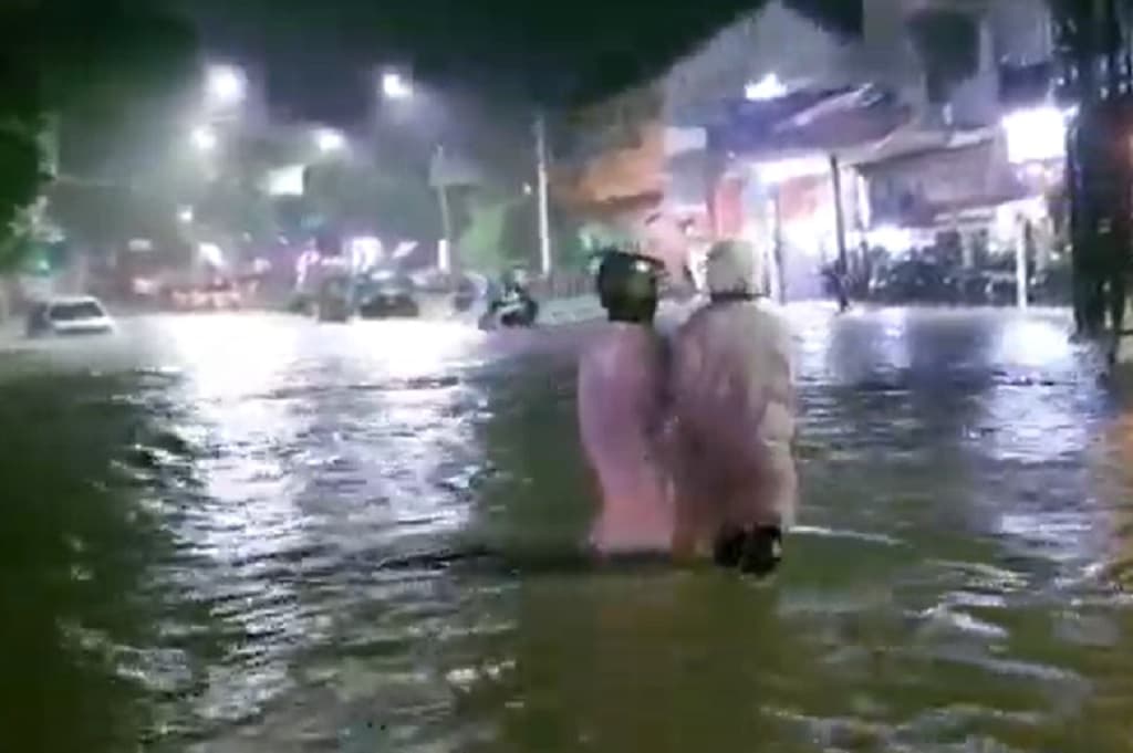 Banjir Luapan Sungai Comal Rendam 5.000 Rumah di Pemalang, Akses Jalan Putus Banjir Luapan Sungai Comal Rendam 5.000 Rumah di Pemalang, Akses Jalan Putus