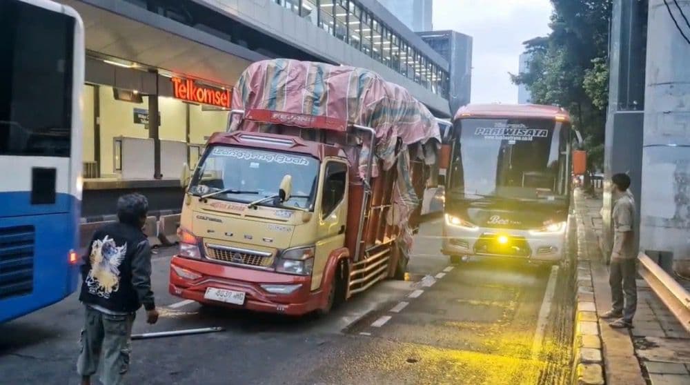 Truk Patah As Roda di Depan Halte Widya Candra, Jalan Gatot Subroto Macet Parah Truk Patah As Roda di Depan Halte Widya Candra, Jalan Gatot Subroto Macet Parah