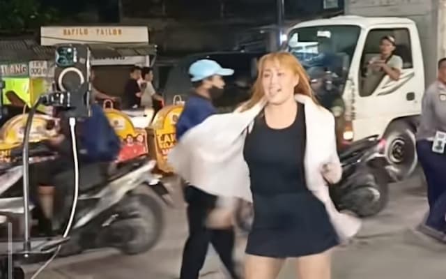 Aksi Pinkan Mambo Nyanyi di Pinggir Jalan Tuai Kritikan, Netizen: Bikin Macet Aksi Pinkan Mambo Nyanyi di Pinggir Jalan Tuai Kritikan, Netizen: Bikin Macet