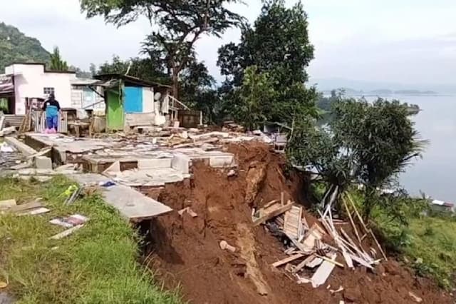 Longsor di Lingkar Timur Waduk Jatigede Sumedang, 2 Warung Terdampak Longsor di Lingkar Timur Waduk Jatigede Sumedang, 2 Warung Terdampak