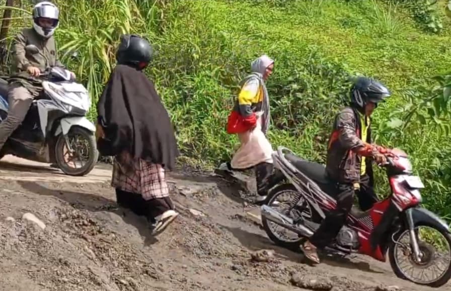 Jalur Utama Guci Tegal Ambles 1,5 Meter, Aktivitas Warga Lumpuh Jalur Utama Guci Tegal Ambles 1,5 Meter, Aktivitas Warga Lumpuh