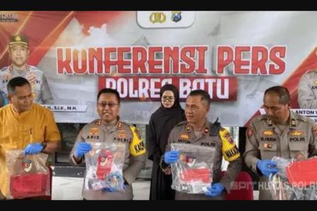 Maling Bobol Rumah Penjual Emas di Batu Jatim, Gasak 3 Brankas Berisi Logam Mulia Maling Bobol Rumah Penjual Emas di Batu Jatim, Gasak 3 Brankas Berisi Logam Mulia