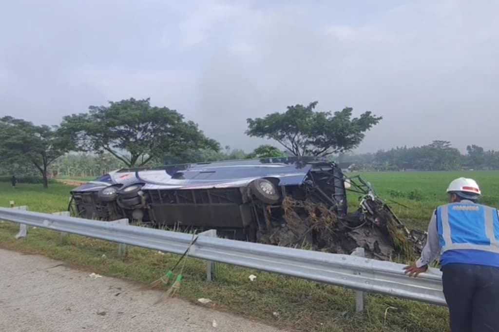 Kecelakaan Bus di Tol Ngawi-Solo, Pramugari Tewas dan 33 Orang Luka Kecelakaan Bus di Tol Ngawi-Solo, Pramugari Tewas dan 33 Orang Luka